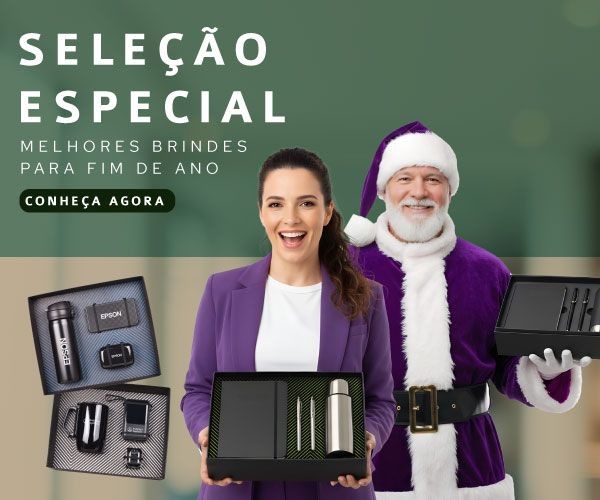 Uma mulher e um Papai Noel Segurando Kits de Brindes Personalizados