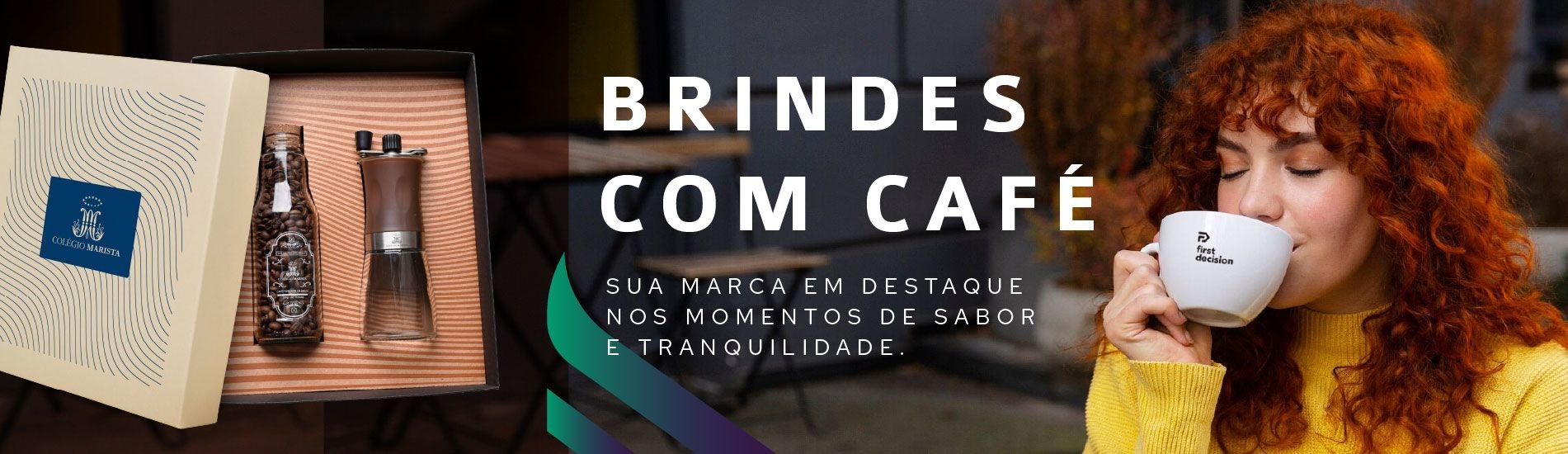 Brinde Kit Com Café e Moedor, e uma Cliente Tomando Café em Xícara Personalizada
