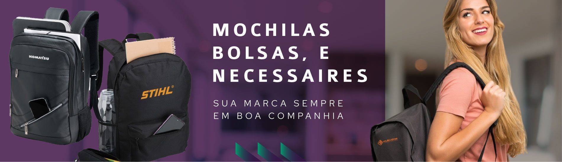 Mochilas de Brindes e Uma Cliente Com Mochila Personalizada nas Costas. 