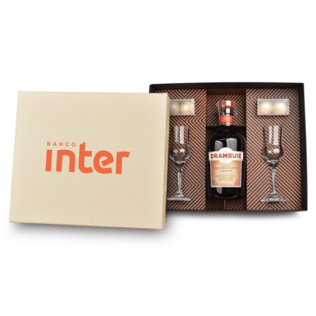 Kit Bebida Personalizado - Licor Drambuie, 2 Taças Clássicas e 4 Bombons Ferrero Rocher