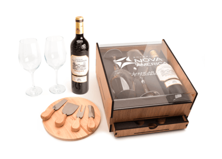 Kit Bebida - Vinho Francês Bordeaux com 2 Taças Premium e Gaveta com Kit Queijo em Caixa de Madeira