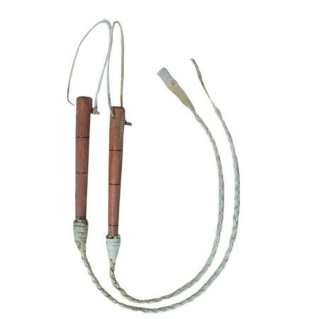 Chicote Trançado de Couro Cru com Cabo de Madeira