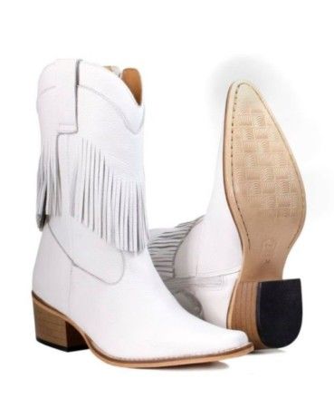 Bota Feminina Artesanal em Couro – Cano Médio com Franjas e Bico Fino
